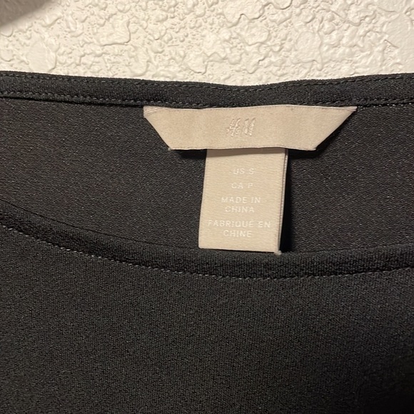 H & M Sz Sm black bubble sleeve blouse tee shirt slinky comfy 💋 - Picture 2 of 3